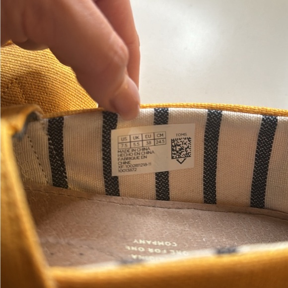 Toms shoes Size 7.5US - Picture 2 of 4